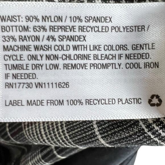 Ingrid & Isabel Maternity Plaid Stretch Pants, Size 16, Black & White - Picture 6 of 9